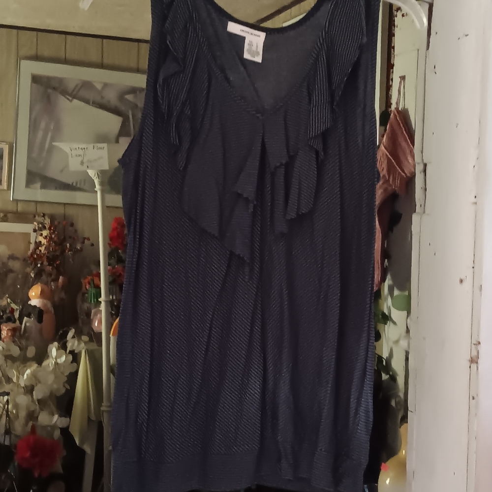 DKNY JEANS SLEEVELESS LADIES TOP. SIZE LARGE.